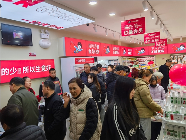 Ag九游会官网零食门店春节火热备货，聚焦坚果与礼盒产品